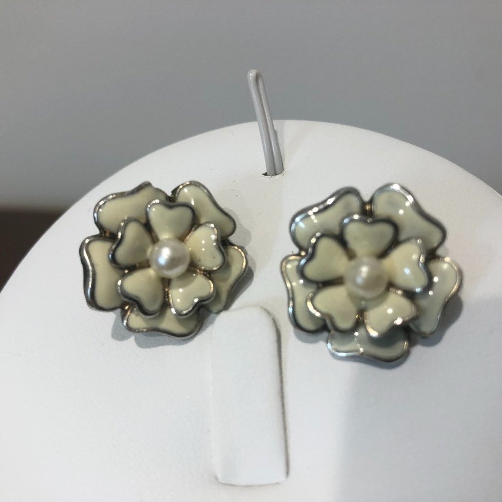 Vintage Silver Tone Cream Flower With Pearl Stud Earrings. - Picture 11 of 16